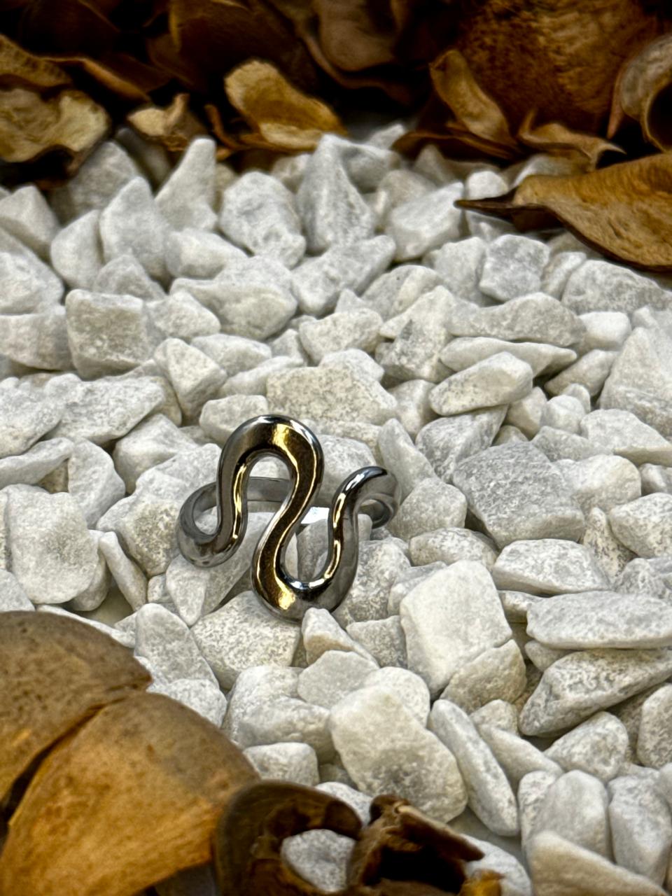 Elegant Wavy Ring