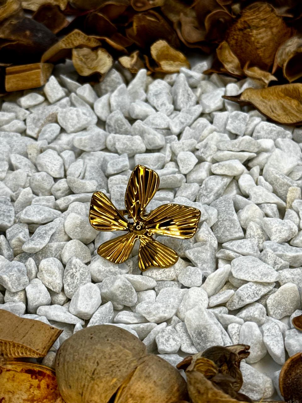 Elegant Golden Flower Ring