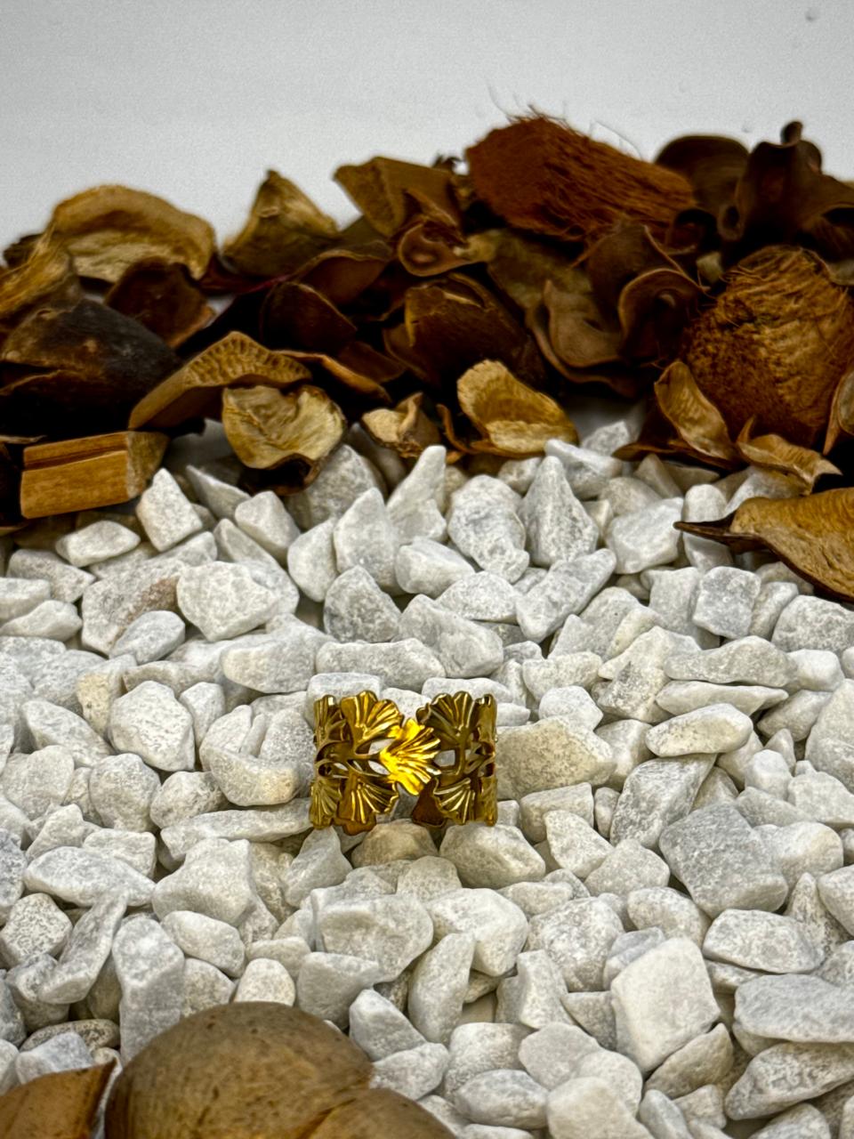 Elegant Leaf Design Ring