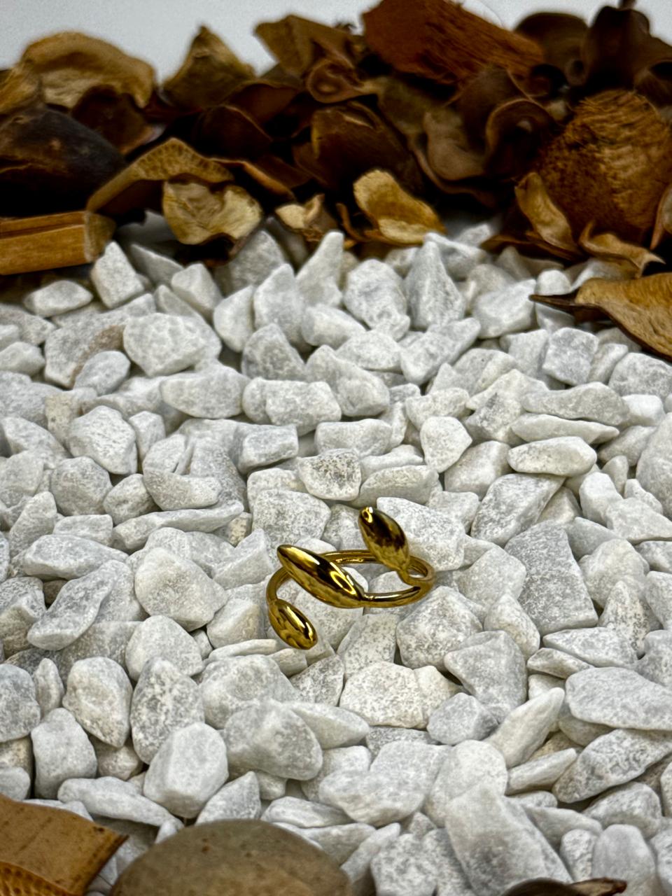 Elegant Leaf Design Ring