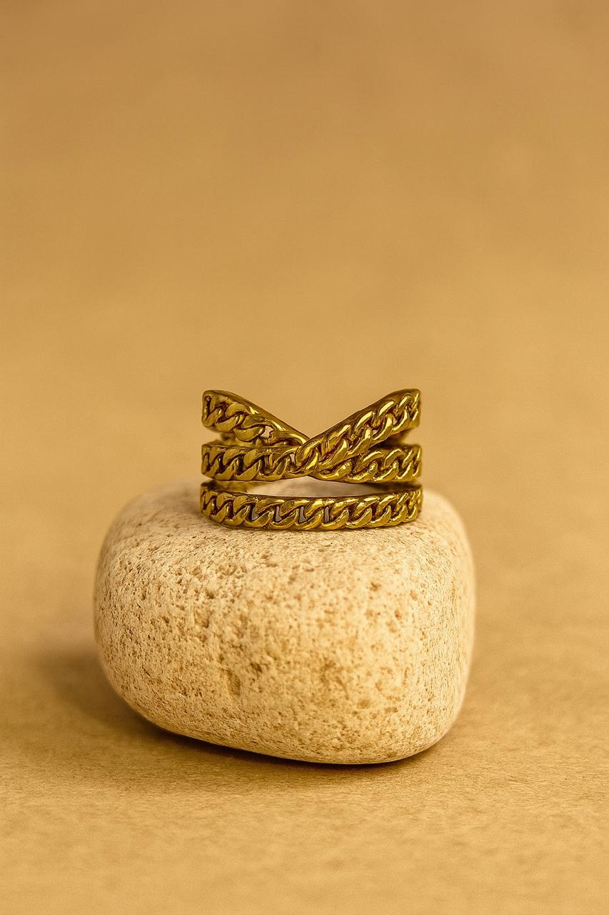 Elegant Interlocking Chain Ring