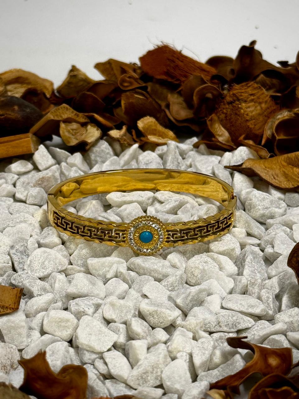 Elegant Gold Bracelet with Turquoise Stone