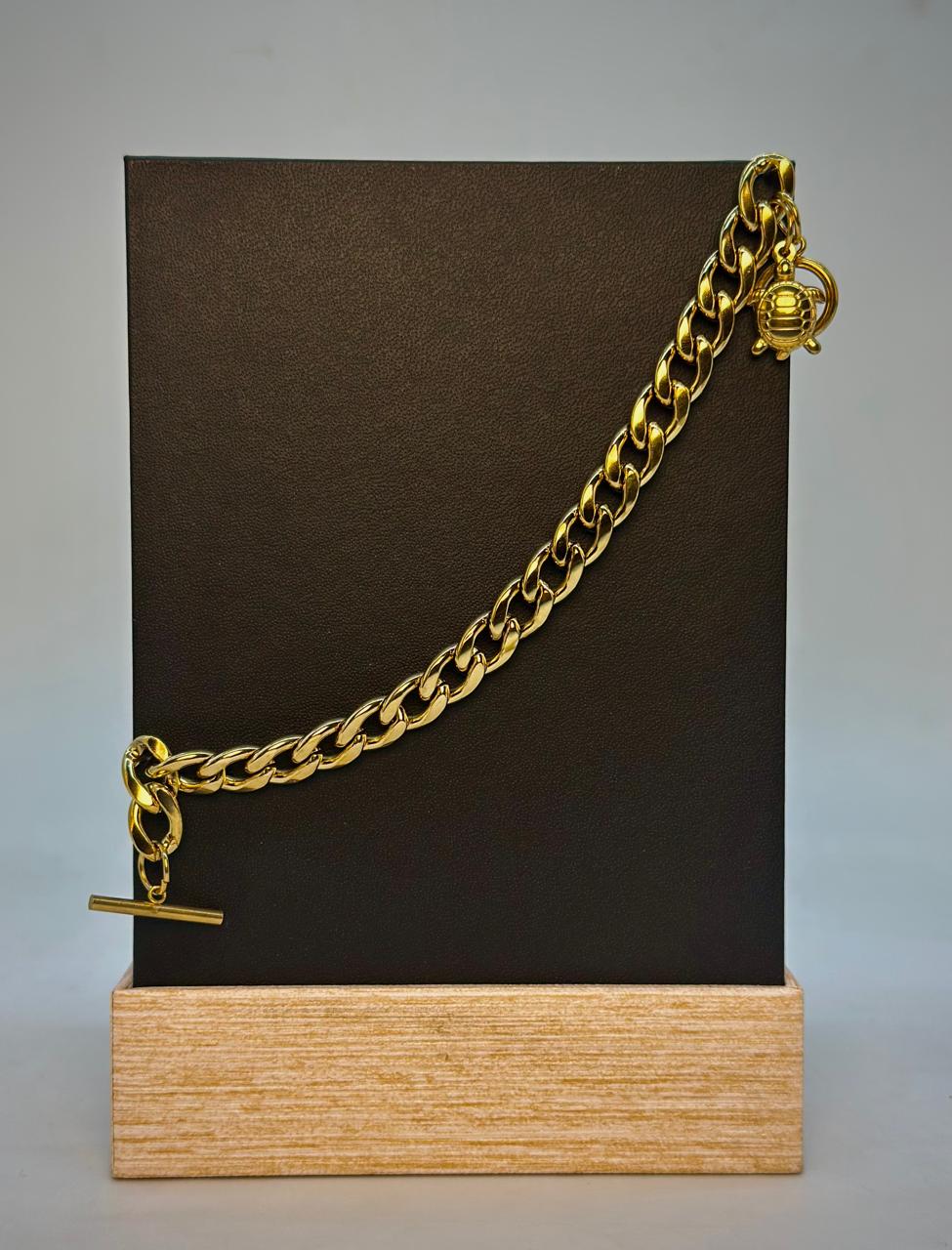 Elegant Gold Bracelet with Unique Design