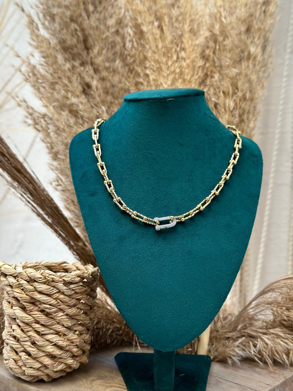 Elegant Interlocking Chain Necklace