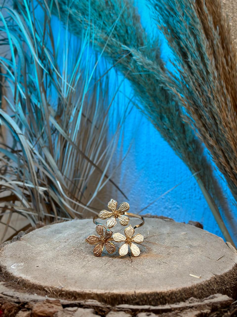 Elegant Flowers Bracelet