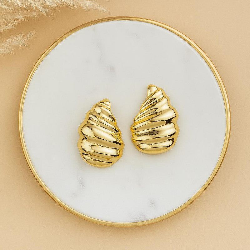 Chic Gold Wavy Design Earrings - Elegant Women's Accessories