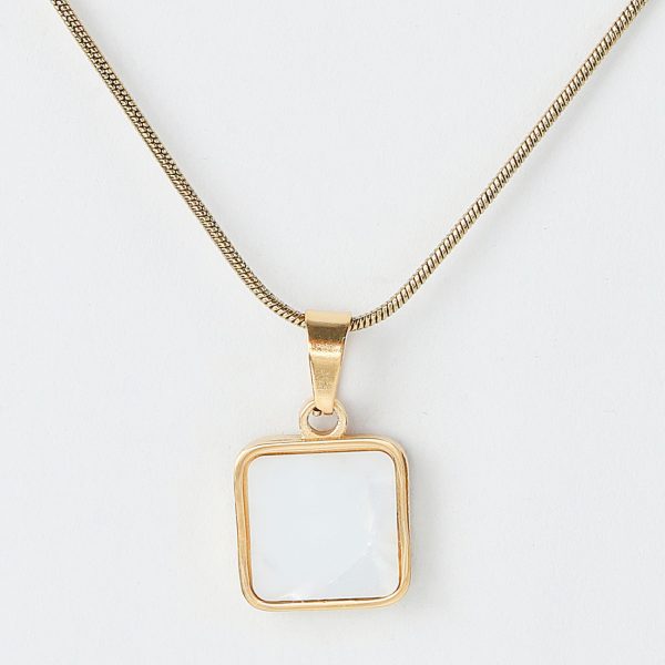 Square pendant gives a charming shine to the sparkle. - Image 2