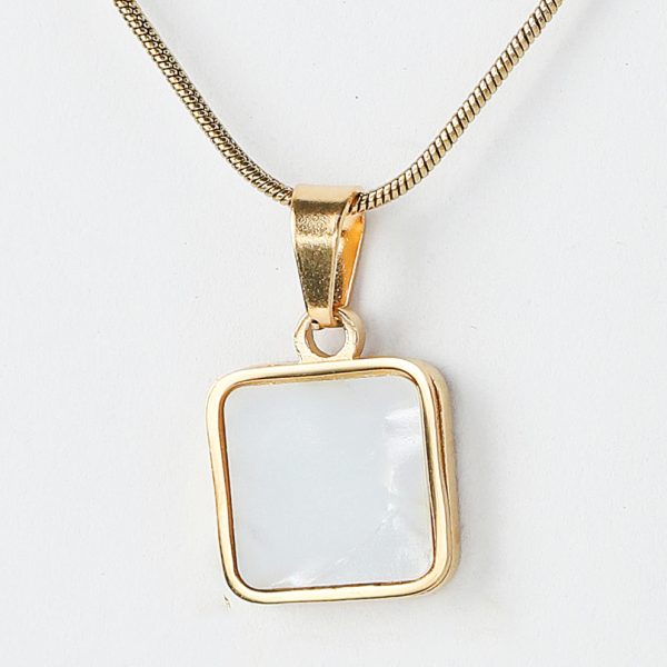Square pendant gives a charming shine to the sparkle.