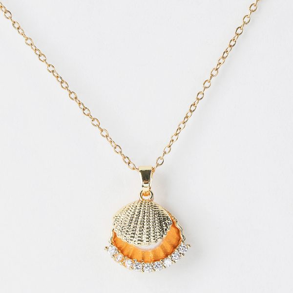 Shell-shaped necklace featuring a pearl stone - Image 2