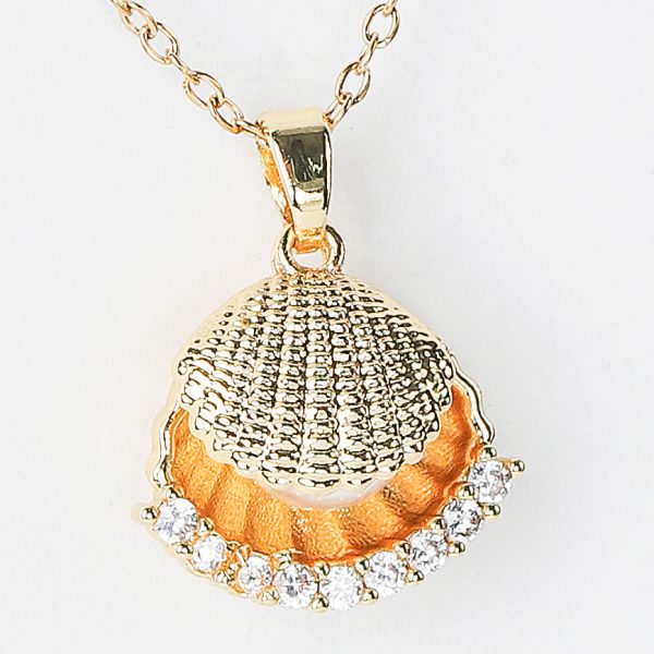 Shell-shaped necklace featuring a pearl stone - Image 3