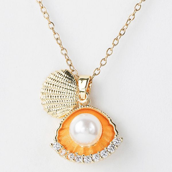 Shell-shaped necklace featuring a pearl stone